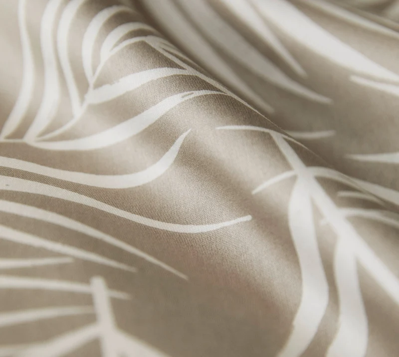 Mako Satin Bettwäsche Maison Leaves mit Palmblatt-Motiv