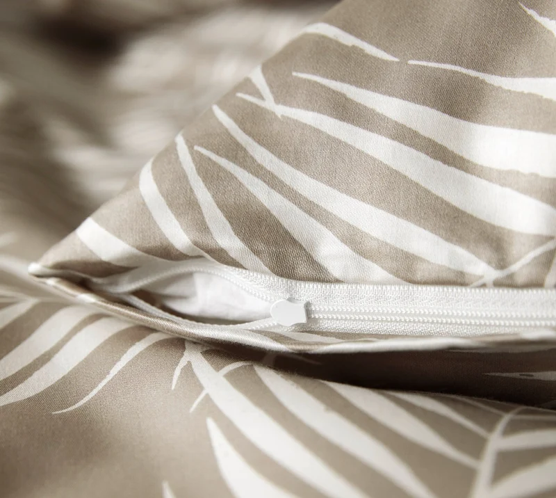 Mako Satin Bettwäsche Maison Leaves mit Palmblatt-Motiv