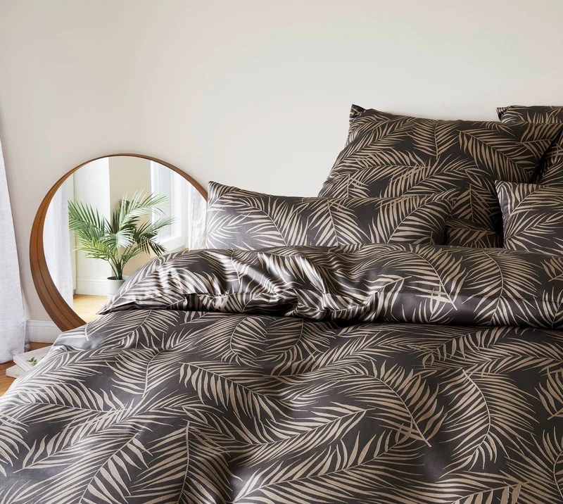 Mako Satin Bettwäsche Maison Leaves mit Palmblatt-Motiv