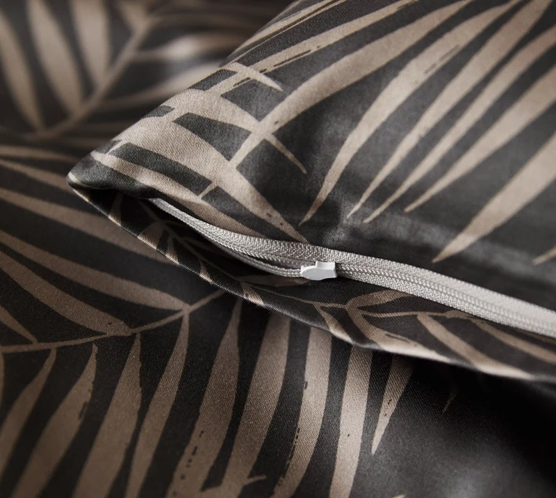 Mako Satin Bettwäsche Maison Leaves mit Palmblatt-Motiv