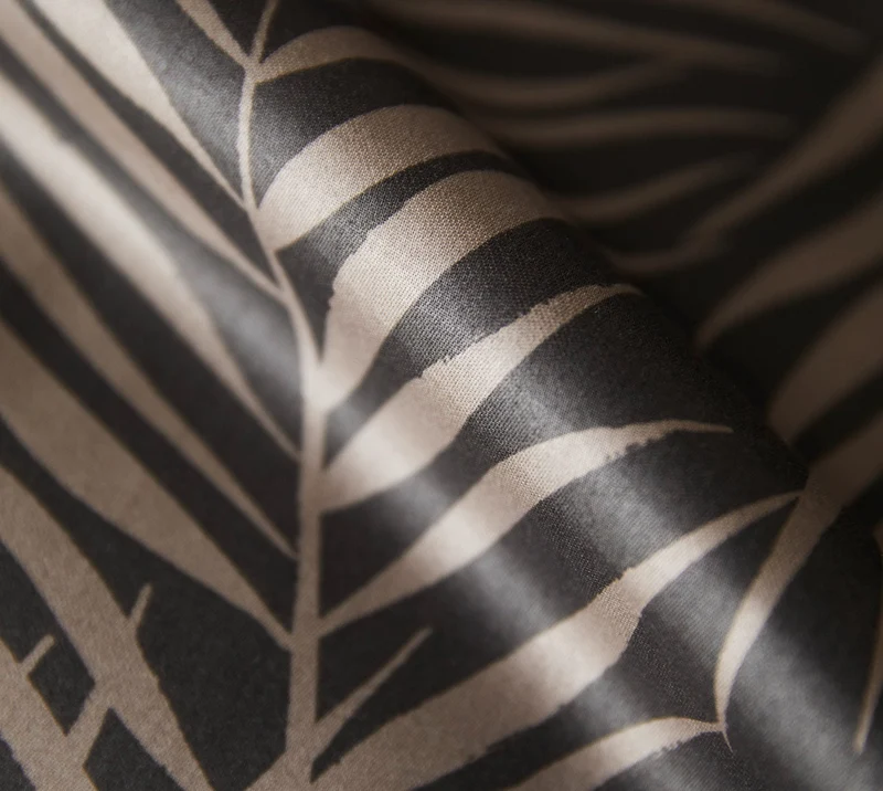 Mako Satin Bettwäsche Maison Leaves mit Palmblatt-Motiv