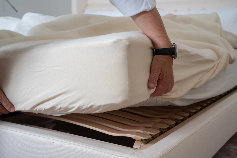Schurwoll-Unterbett mit Spannumrandung