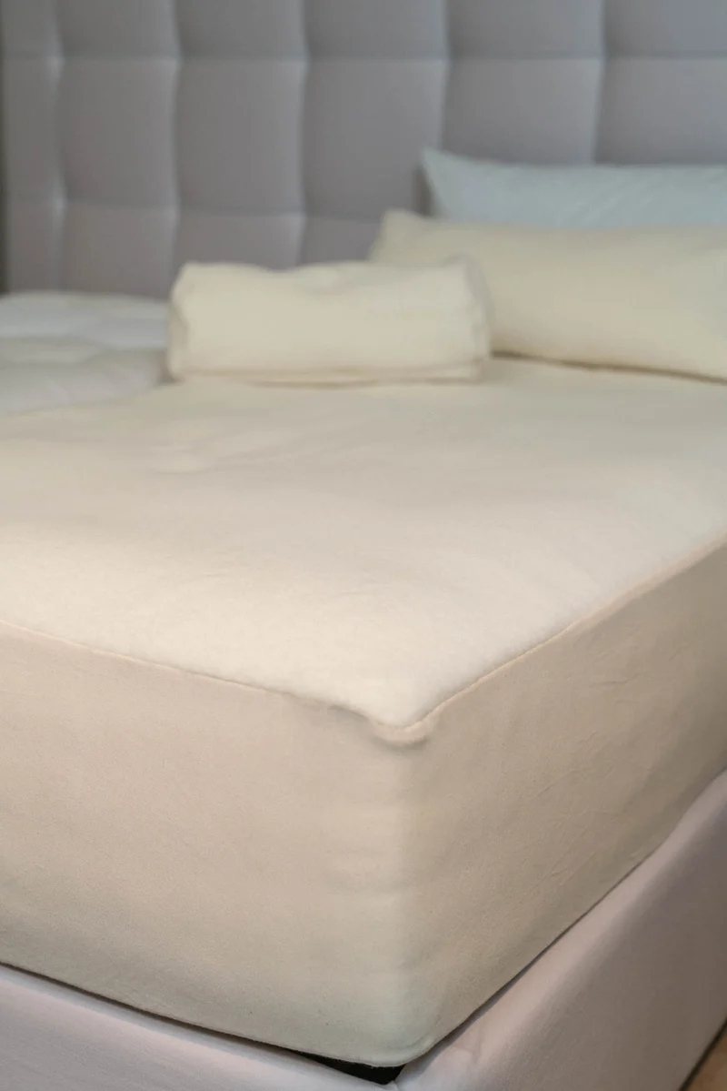 Schurwoll-Unterbett mit Spannumrandung