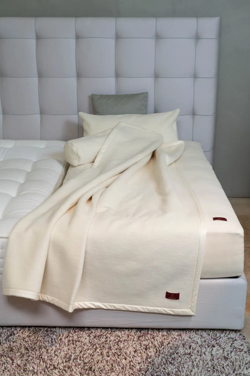 Schurwoll-Unterbett mit Spannumrandung