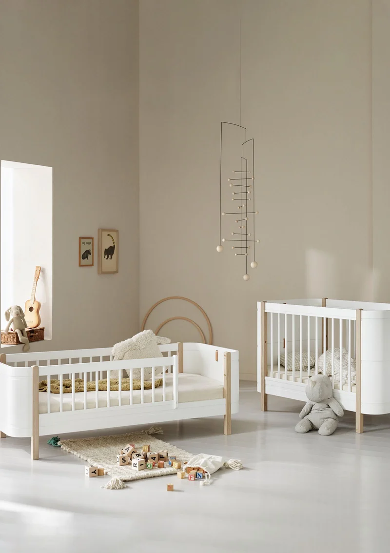 Geschwisterset für 'Wood Mini+' Babybett inkl. Junior-Erweiterung zu zwei Betten Weiß / Eiche