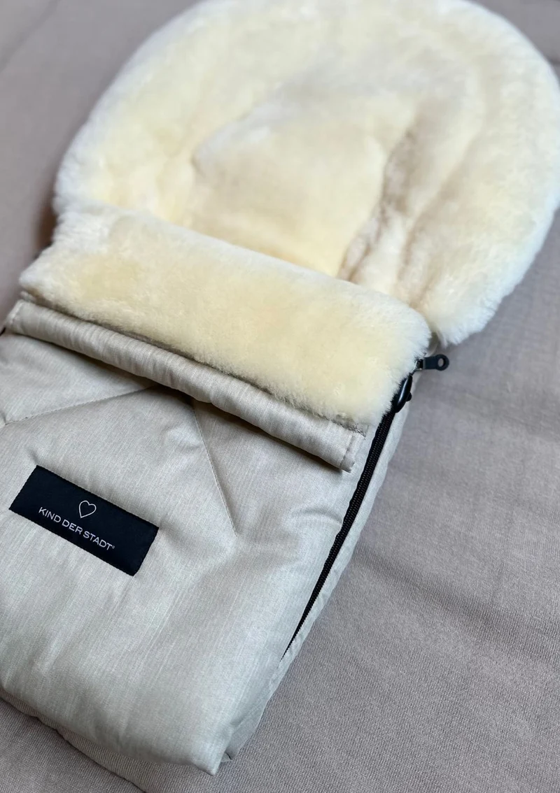 Premium Lammfell-Fußsack für Babywanne & Kinderautositz Limited Edition dune-beige