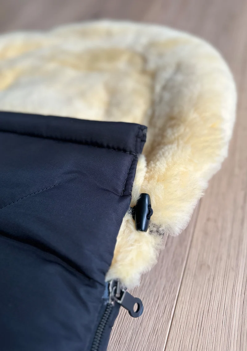 Premium Lammfell-Fußsack für Babywanne & Kinderautositz midnight black