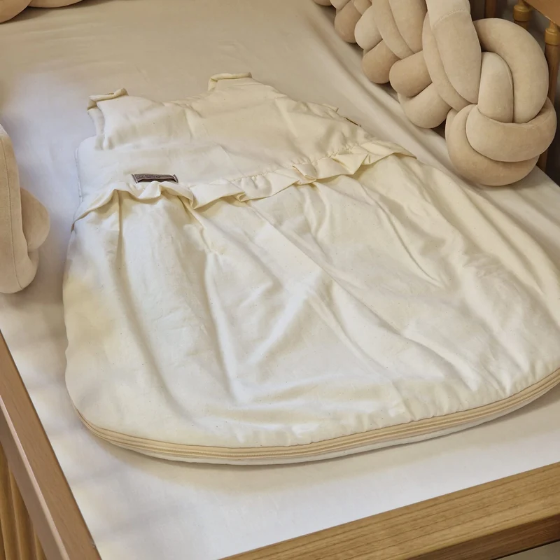 Schlummersack in Birnenform mit Rüschen | organische Bio-Baumwolle | Vanille | 73 cm