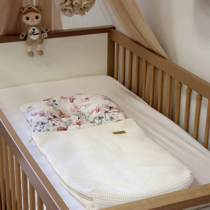 Babyschlafsack mit Bärenohren | Premium Baumwolle Roses & Waffelpique Ecru | 75 cm | 0,5 TOG