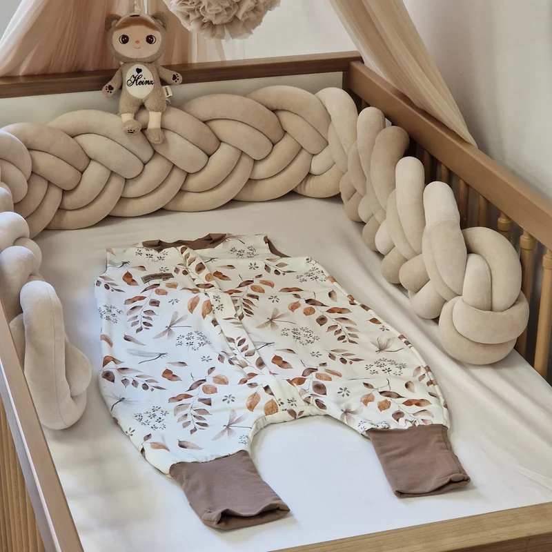 Drehbarer Ganzjahres-Schlafsack | Schlummersack mit Füßen | Herbstblätter & Beige | 80 cm | 0,5 TOG