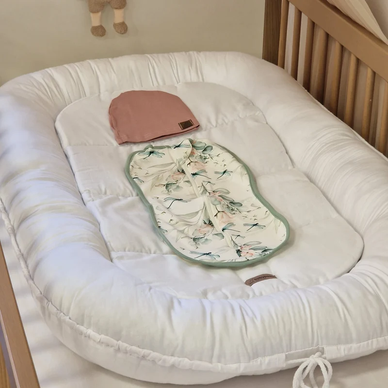 Pucksack für Neugeborene & Frühchen | Premium Jersey-Stoff inkl. eine Baby-Mütze | Eukalyptus & Salbeigrün mit Puderrosa Mütze
