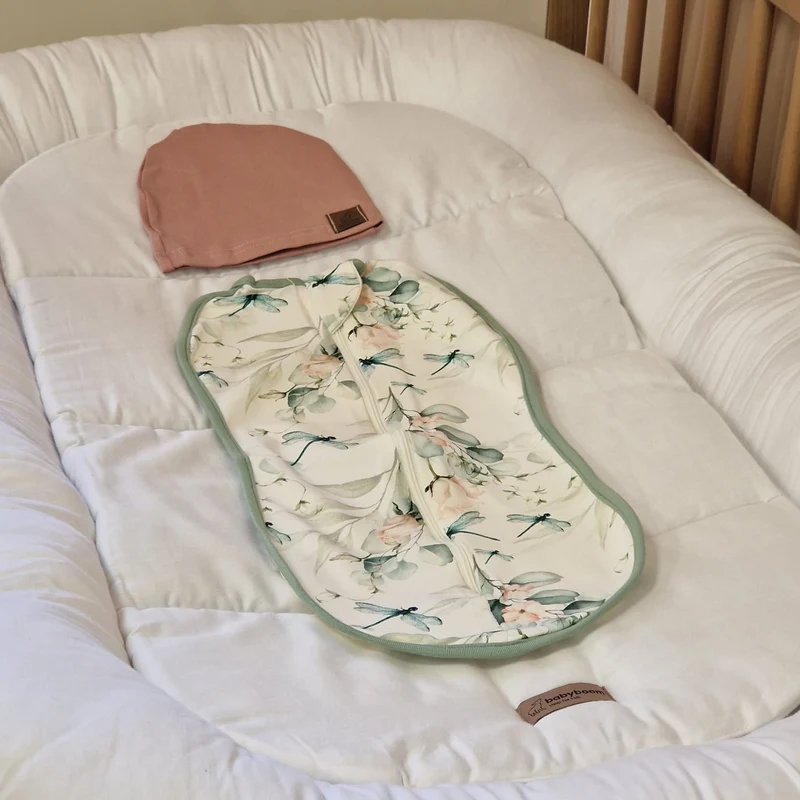 Pucksack für Neugeborene & Frühchen | Premium Jersey-Stoff inkl. eine Baby-Mütze | Eukalyptus & Salbeigrün mit Puderrosa Mütze