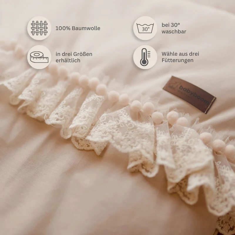 Premium Babyschlafsack Delicious mit Spitze & Bommelchen | Baumwolle