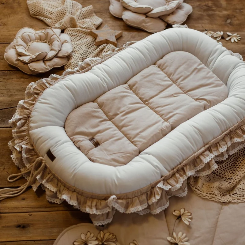 Premium Babynest ROMANTIC mit Rüschen & weißer Spitze | Baumwolle
