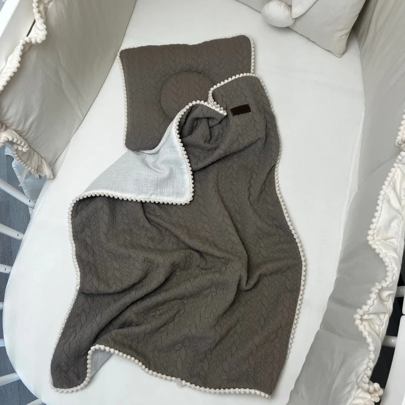 Sommerdecke mit Bommelchen inkl. Kissen | Musselinstoff & Jersey Zopfmuster