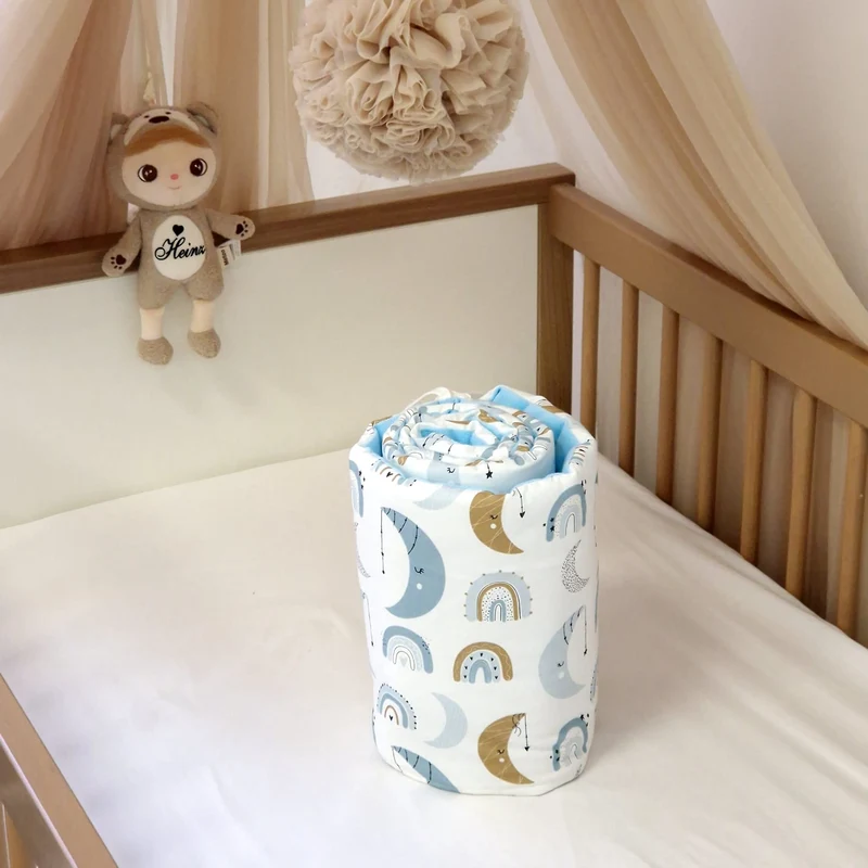 Bettumrandung | Premium Baumwolle mit Mond Regenbogen & Samt in Himmelblau | für ein Beistellbett | 24 x 149 cm