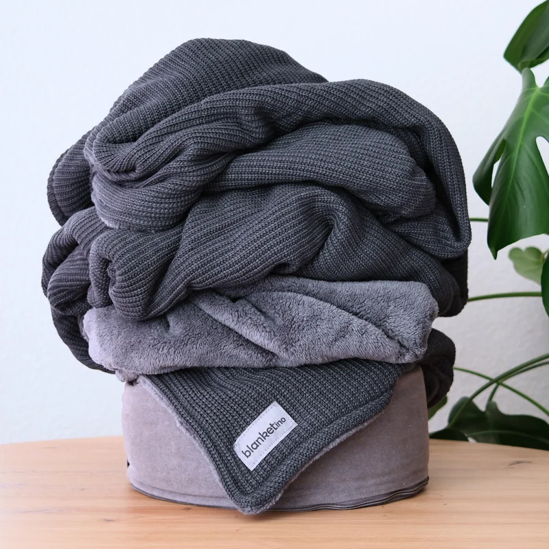 Kuscheldecke mit Baumwollstrick · Dunkelgrau