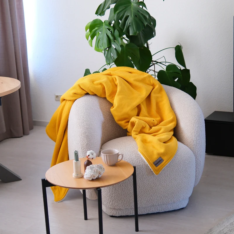 Kuscheldecke mit Baumwollstrick · Sonnengelb
