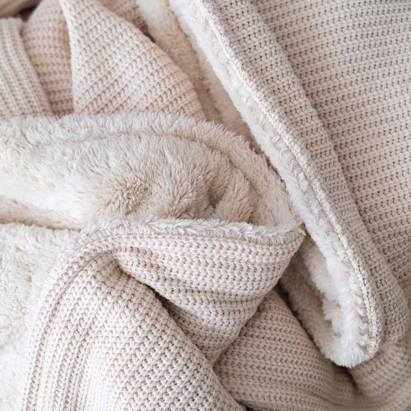 Kuscheldecke mit Baumwollstrick · Creme