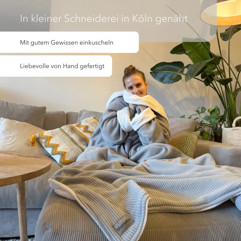 Kuscheldecke mit Ärmeln · Baumwollstrick · Seidengrau
