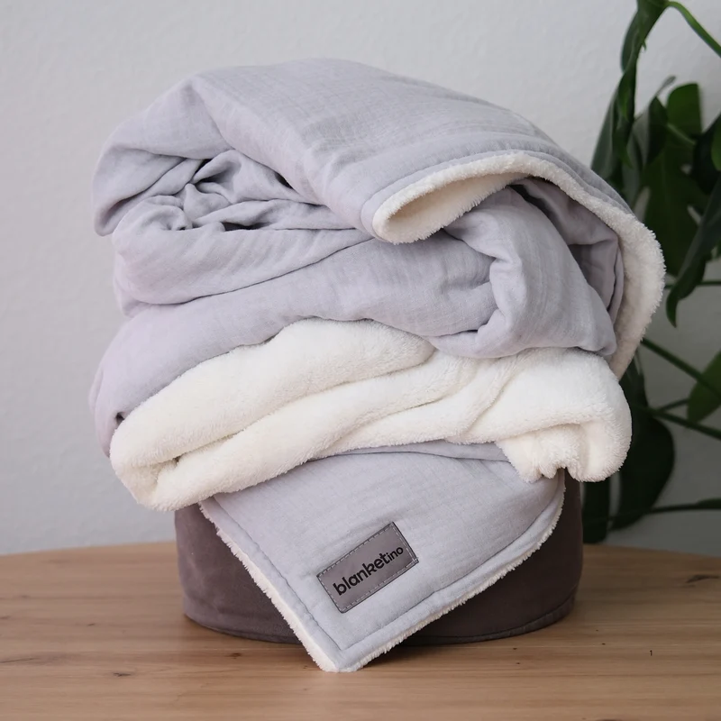 Kuscheldecke mit atmungsaktivem Bio Musselin · Kristallgrau · 145x210 cm