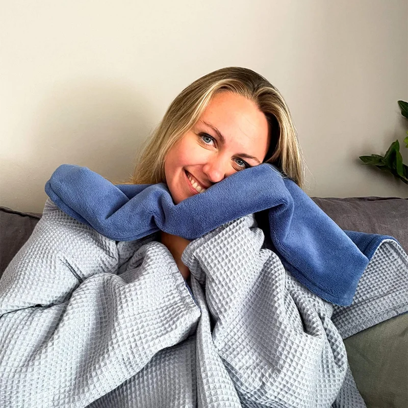 Kuscheldecke mit Ärmeln · Vollkommen · Wolkenblau · Meeresblau