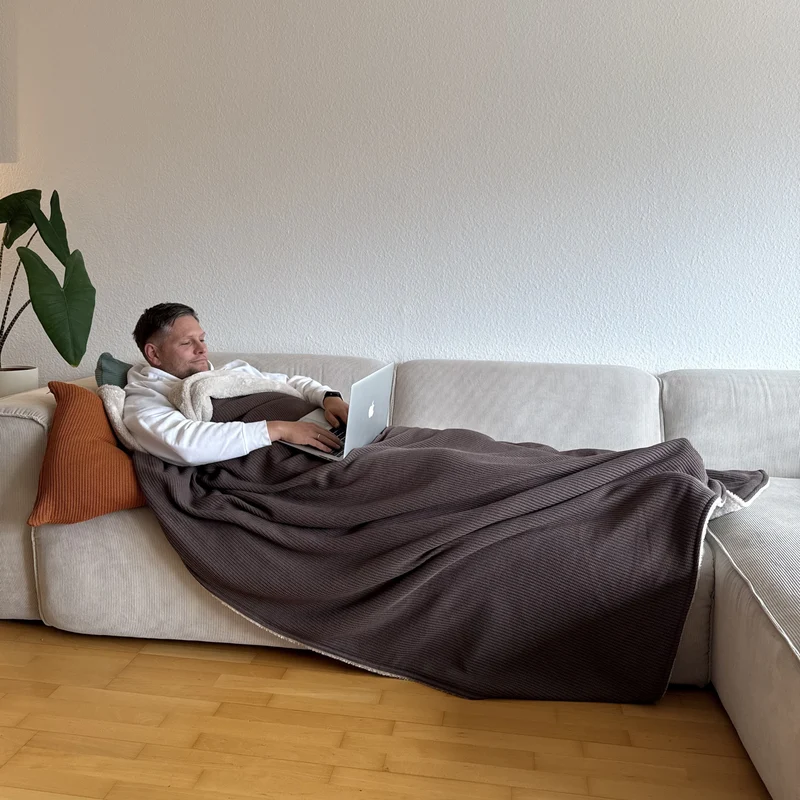 Kuscheldecke mit Baumwollstrick · Espresso Braun