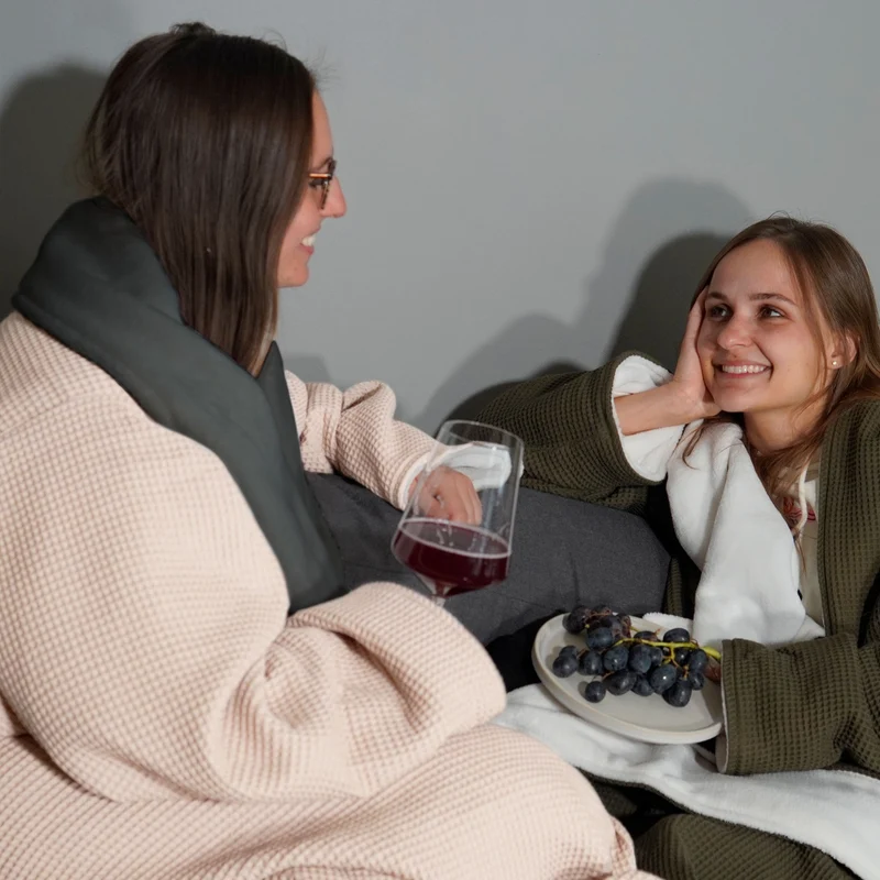 Kuscheldecke mit Ärmeln · Vollkommen · Creme · Grau