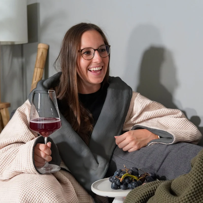 Kuscheldecke mit Ärmeln · Vollkommen · Creme · Grau