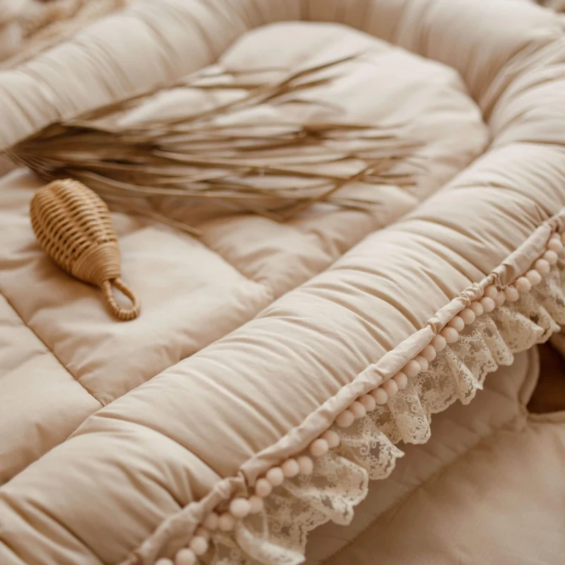 Premium Babynest Delicious mit Spitze & Bommelchen | Baumwolle