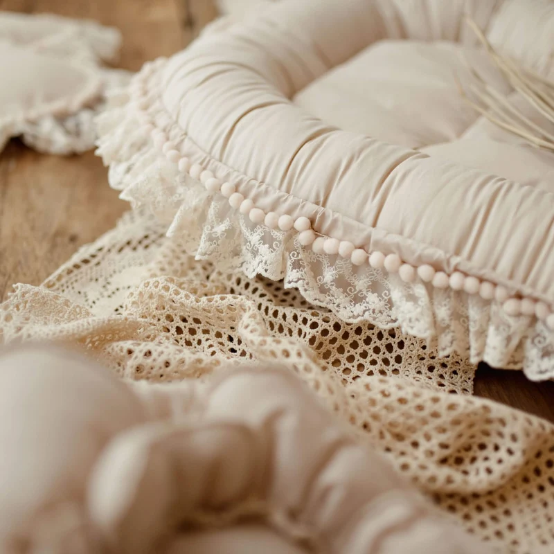 Premium Babynest Delicious mit Spitze & Bommelchen | Baumwolle