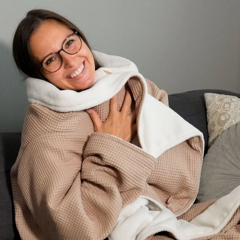 Kuscheldecke mit Ärmeln · Vollkommen · Latte Macchiato · Sandweiß