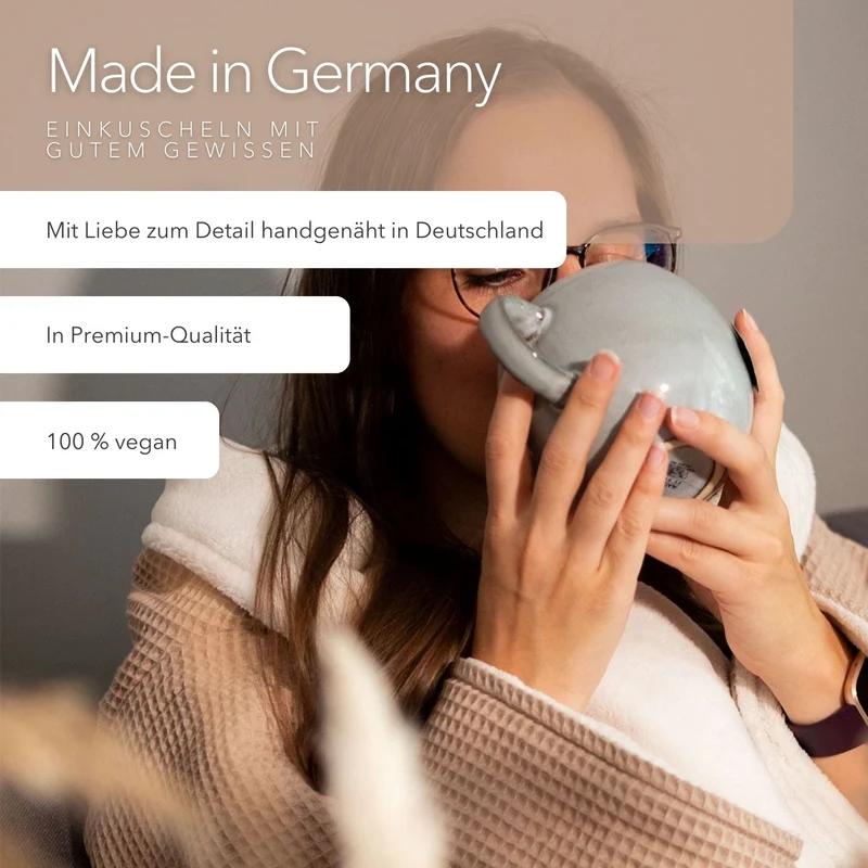 Kuscheldecke mit Ärmeln · Vollkommen · Latte Macchiato · Sandweiß