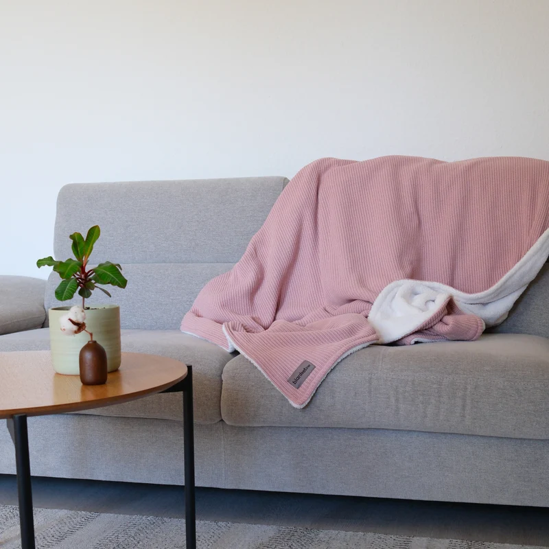 Kuscheldecke mit Baumwollstrick · Special-Edition mit Teddyfleece · Vintage Rosa