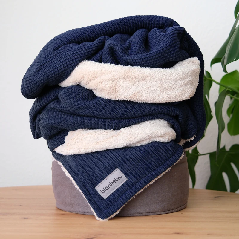 Kuscheldecke mit Baumwollstrick · Dunkelblau · Beige