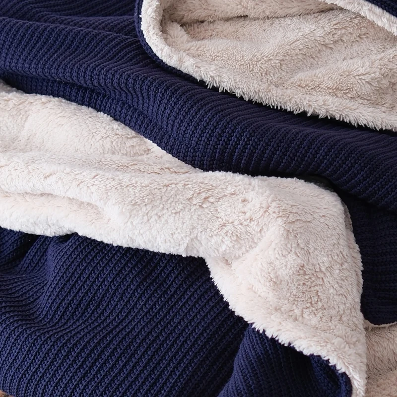 Kuscheldecke mit Baumwollstrick · Dunkelblau · Beige