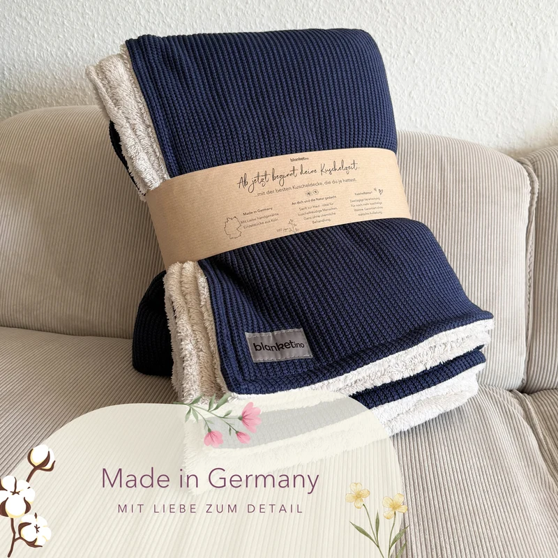 Kuscheldecke mit Baumwollstrick · Dunkelblau · Beige