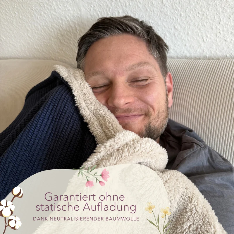 Kuscheldecke mit Baumwollstrick · Dunkelblau · Beige