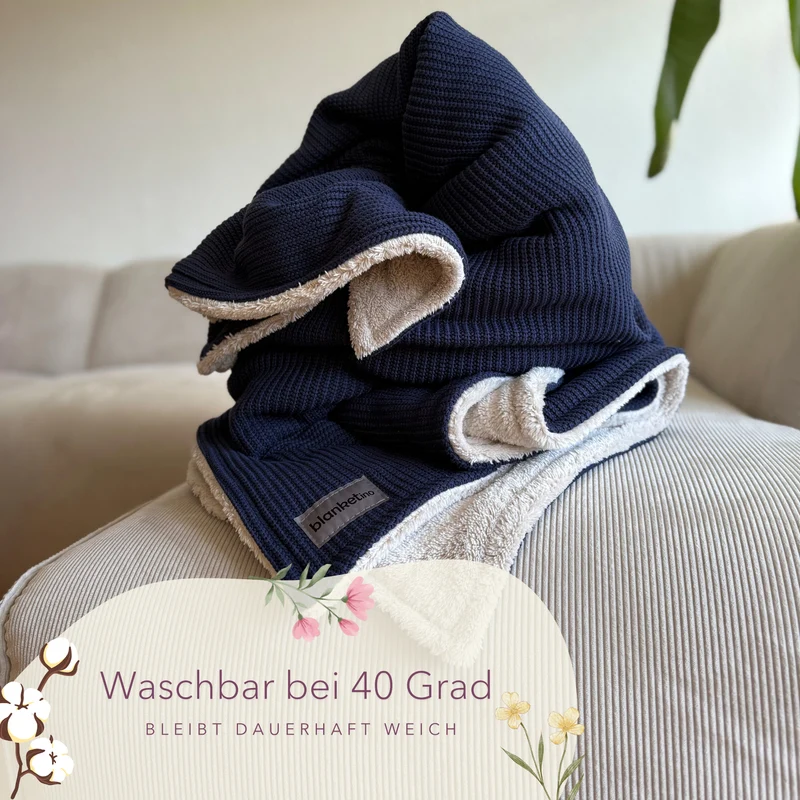 Kuscheldecke mit Baumwollstrick · Dunkelblau · Beige