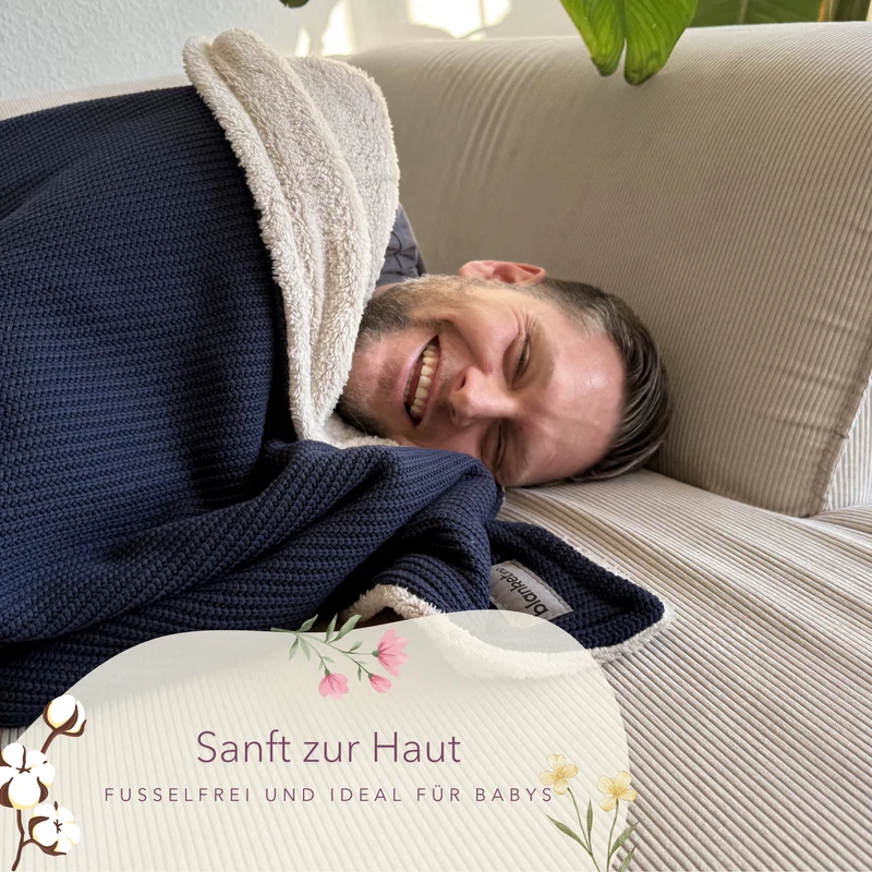 Kuscheldecke mit Baumwollstrick · Dunkelblau · Beige