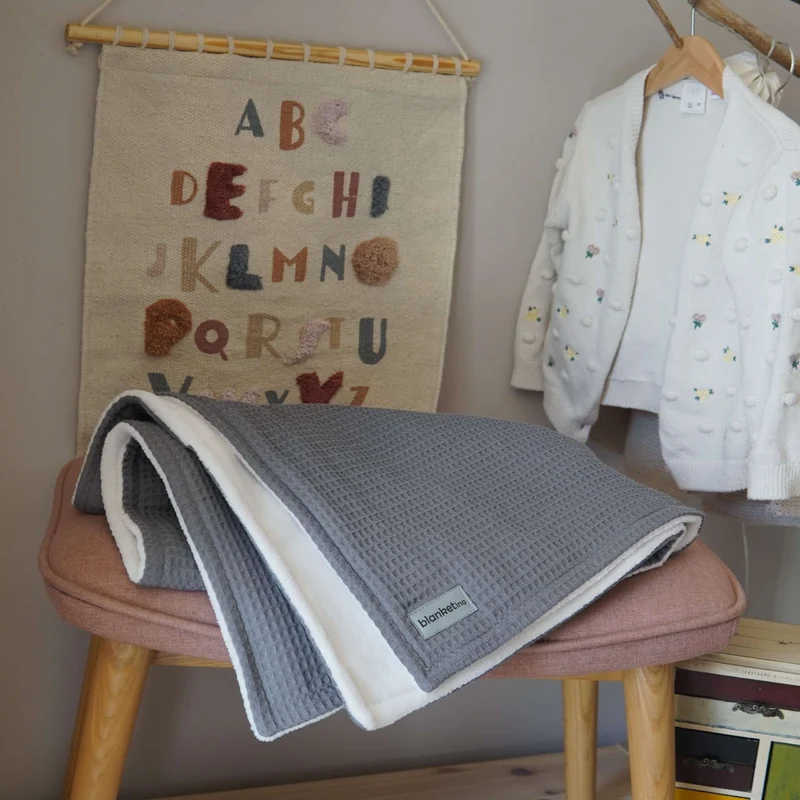 Babydecke mit Namen - 70 x 100 cm • Grau
