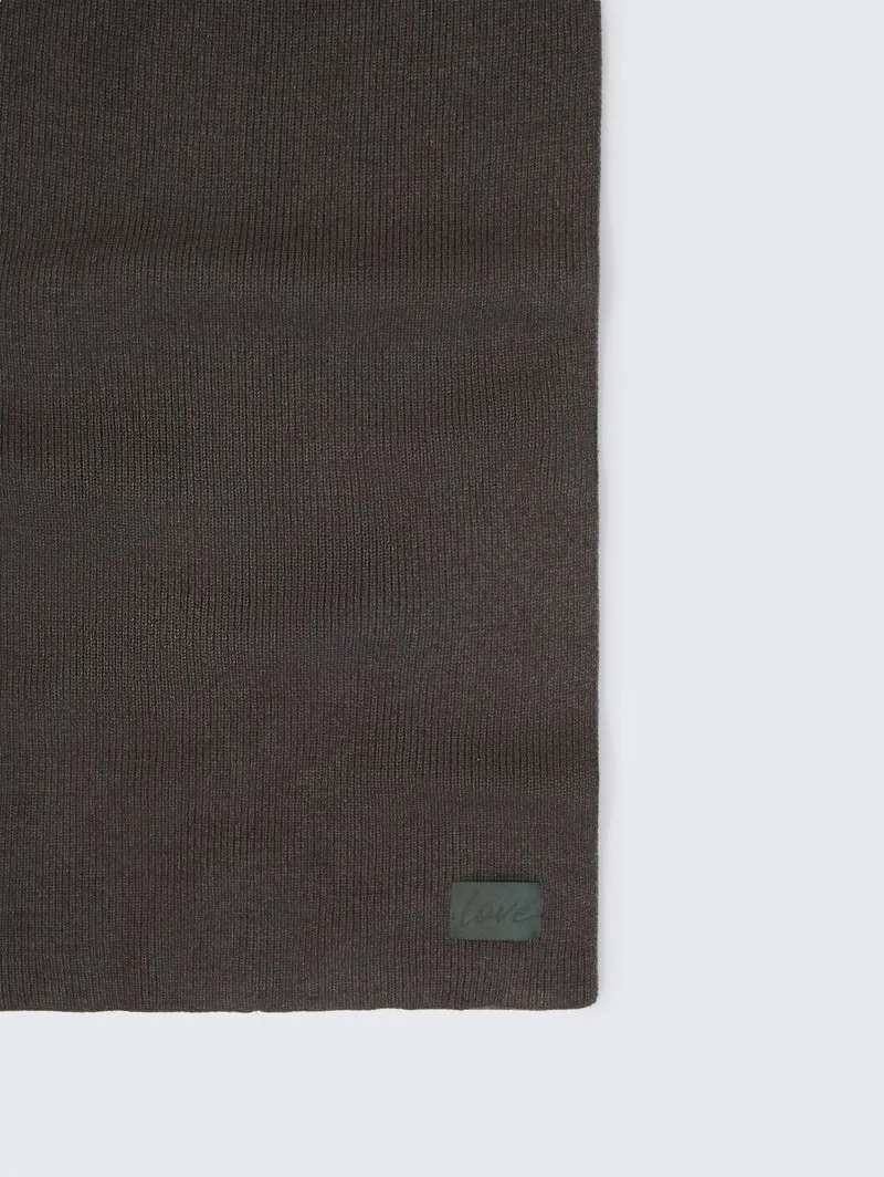 Strickschal mit Badge