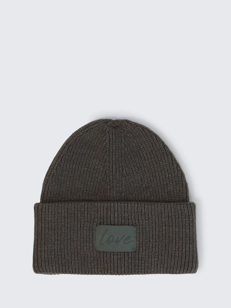Beanie Mütze mit Badge