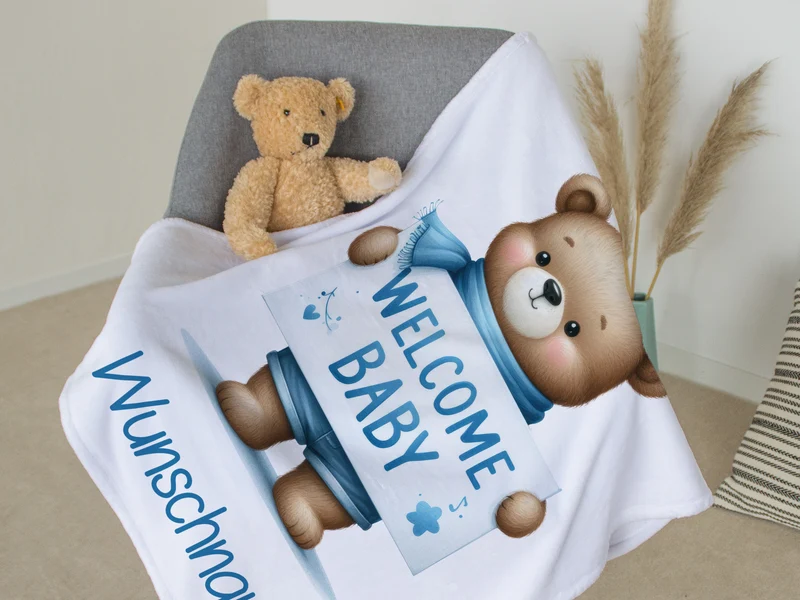Babydecke Bär mit Willkommensschild in Blau