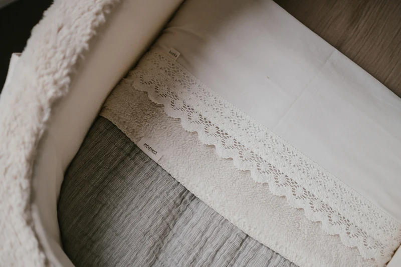 Bassinet sheet and fitted sheet ruffle combi pack caffe