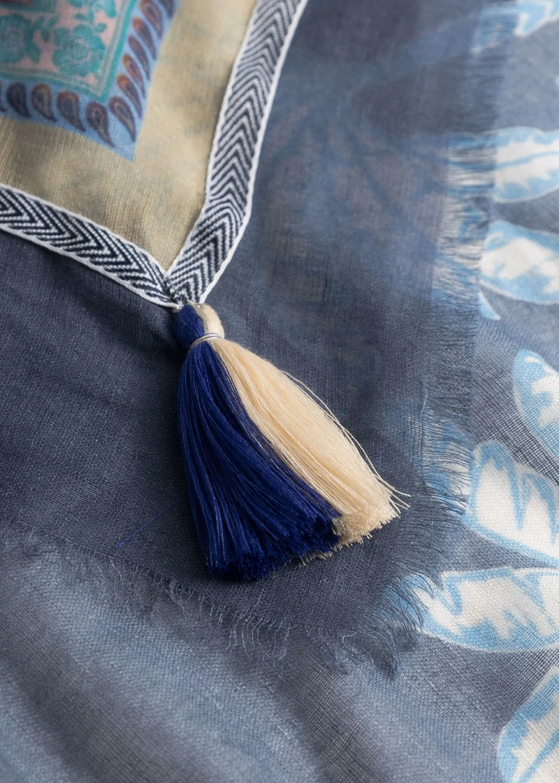 Tuch aus Baumwollmischung mit Palmenmotiven und Quasten