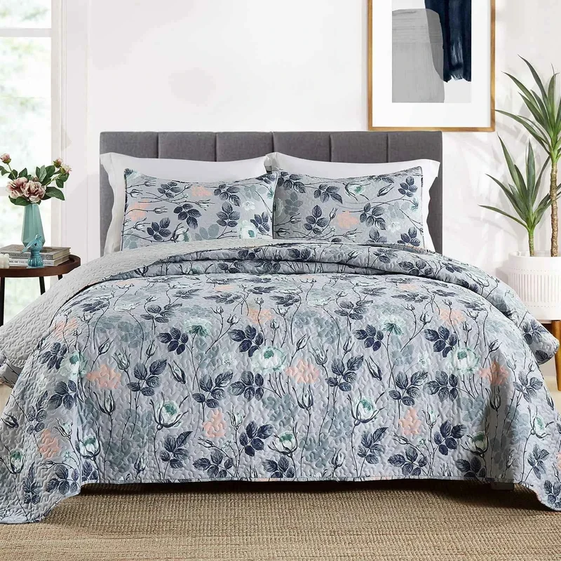 Verwandeln Sie Ihr Schlafzimmer mit dem ultraweichen Bettwäsche-Set mit Blumenmuster – 3-teilige Patchwork-Tagesdecken in Grau für alle Jahreszeiten.