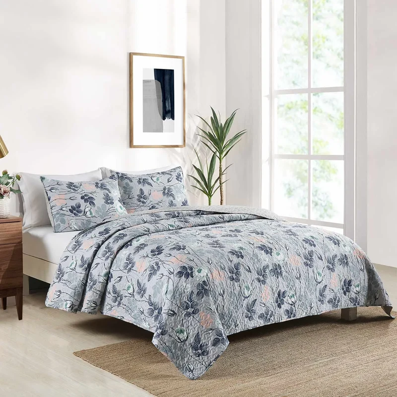 Verwandeln Sie Ihr Schlafzimmer mit dem ultraweichen Bettwäsche-Set mit Blumenmuster – 3-teilige Patchwork-Tagesdecken in Grau für alle Jahreszeiten.