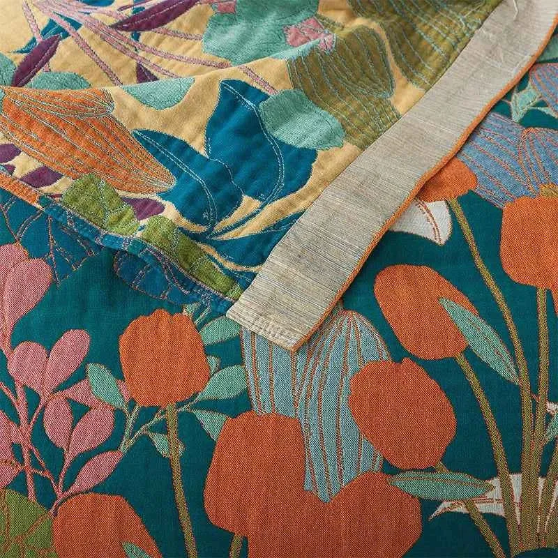 Bezaubernde Baumwoll-Tagesdecke mit Blumenmuster für gemütliche Sommertage.