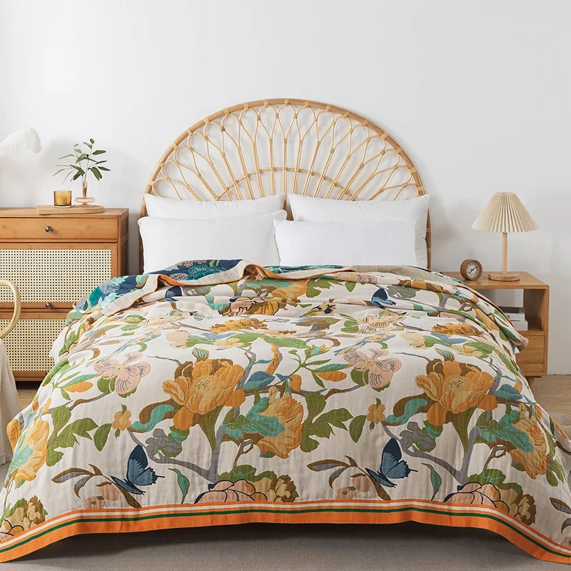 Bezaubernde Baumwoll-Tagesdecke mit Blumenmuster für gemütliche Sommertage.